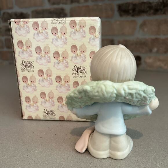 Precious moments “surrounded with joy” Christmas wreath boy figurine holiday - Picture 2 of 4